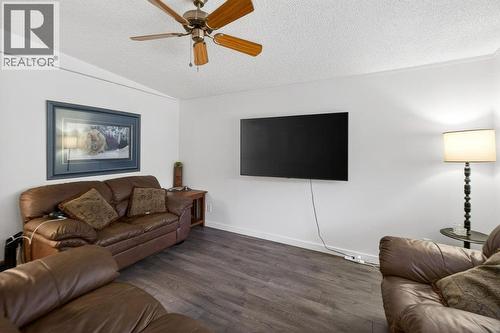 1 Wolfe Street, Sicamous, BC - Indoor Photo Showing Living Room