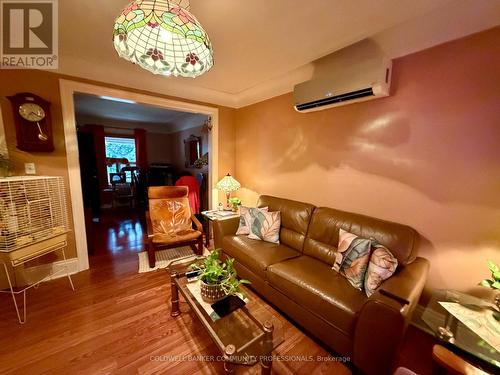 92 Case Street, Hamilton, ON - Indoor Photo Showing Living Room