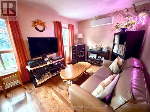 92 Case Street, Hamilton, ON - Indoor Photo Showing Living Room
