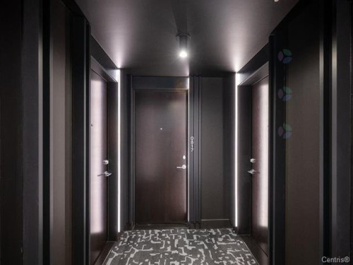 Mud Room - 817-1 Boul. De Maisonneuve O., Montréal (Ville-Marie), QC 