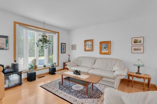 Salon - 145 Rue Elgin, Châteauguay, QC 