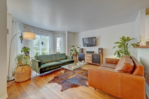 Salon - 9520 Rue Riverin, Brossard, QC 