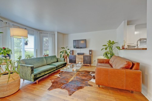 Salon - 9520 Rue Riverin, Brossard, QC 