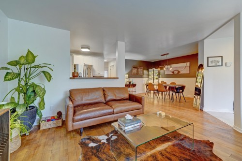 Salon - 9520 Rue Riverin, Brossard, QC 