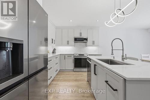 29 Augusta Crescent, St. Thomas, ON - Indoor Photo Showing Kitchen With Upgraded Kitchen