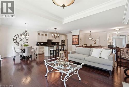 586 Maple Avenue, Burlington, ON - Indoor Photo Showing Living Room