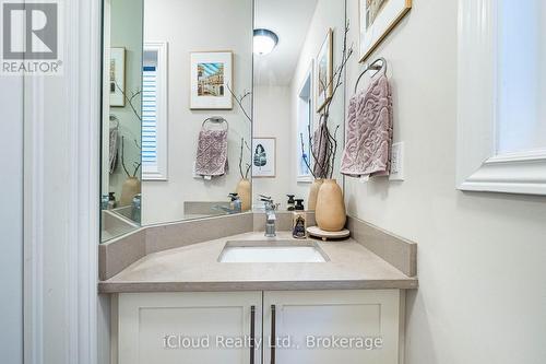 235 Mead Avenue, Hamilton, ON - Indoor Photo Showing Bathroom