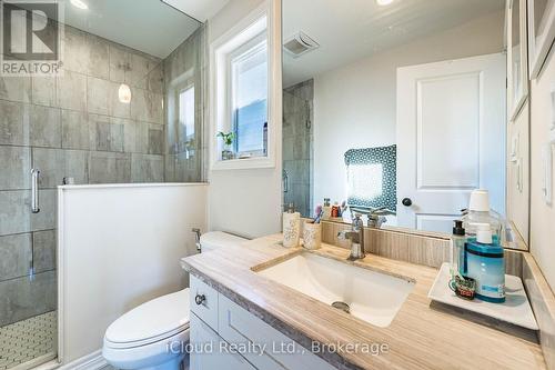 235 Mead Avenue, Hamilton, ON - Indoor Photo Showing Bathroom