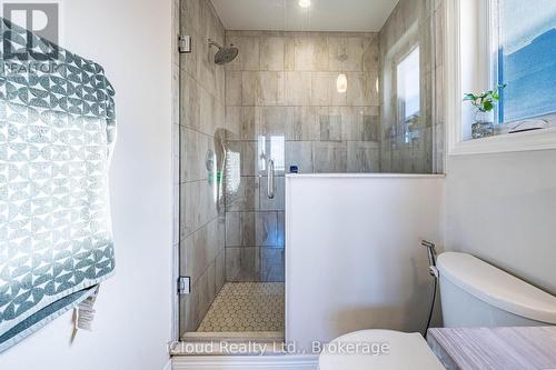 235 Mead Avenue, Hamilton, ON - Indoor Photo Showing Bathroom