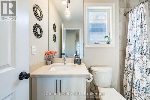 235 Mead Avenue, Hamilton, ON - Indoor Photo Showing Bathroom