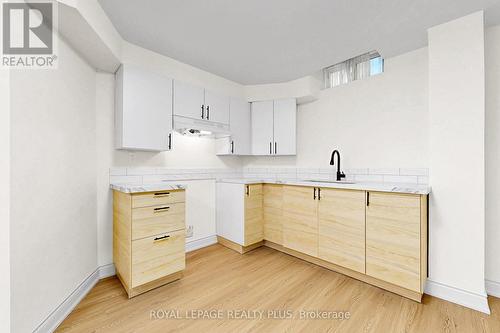 3249 Mcdowell Drive, Mississauga, ON - Indoor Photo Showing Kitchen