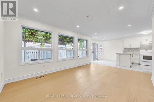 3249 Mcdowell Drive, Mississauga, ON - Indoor Photo Showing Kitchen