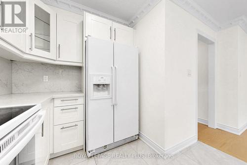 3249 Mcdowell Drive, Mississauga, ON - Indoor Photo Showing Kitchen