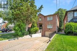 33 LYNNHAVEN ROAD Toronto, ON M6A 2K7