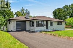 124 CORMAN Avenue  Stoney Creek, ON L8G 3W4