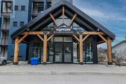 302 - 80 HORSESHOE BOULEVARD Oro-Medonte, ON L4M 4Y8