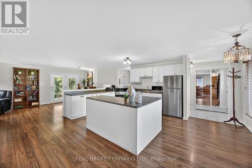 Kitchen open to family & dining room - 2174 Atkinson Road, Springwater, ON 