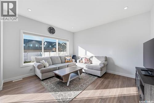 319 Skopik Crescent, Saskatoon, SK - Indoor Photo Showing Living Room