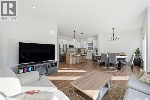 319 Skopik Crescent, Saskatoon, SK - Indoor Photo Showing Living Room