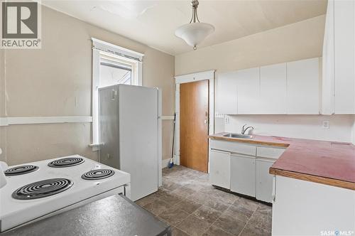 1284 3Rd Avenue Ne, Moose Jaw, SK - Indoor Photo Showing Kitchen