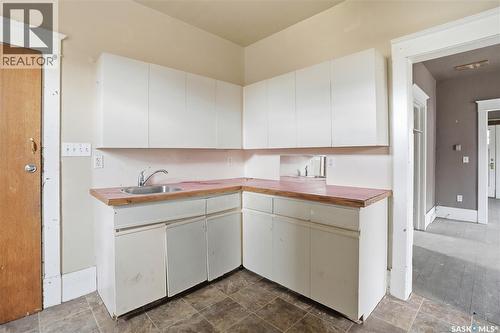 1284 3Rd Avenue Ne, Moose Jaw, SK - Indoor Photo Showing Kitchen