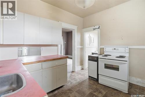 1284 3Rd Avenue Ne, Moose Jaw, SK - Indoor Photo Showing Kitchen