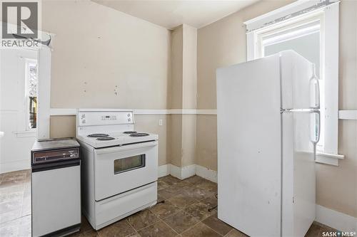 1284 3Rd Avenue Ne, Moose Jaw, SK - Indoor Photo Showing Kitchen