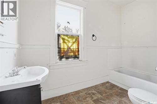 1284 3Rd Avenue Ne, Moose Jaw, SK - Indoor Photo Showing Bathroom