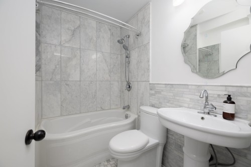 Bathroom - 4852 Av. Isabella, Montréal (Côte-Des-Neiges/Notre-Dame-De-Grâce), QC - Indoor Photo Showing Bathroom