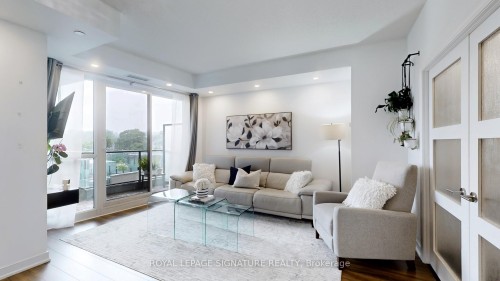 510-60 Berwick Avenue, Toronto, ON - Indoor Photo Showing Living Room