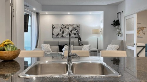 510-60 Berwick Avenue, Toronto, ON - Indoor Photo Showing Kitchen With Double Sink