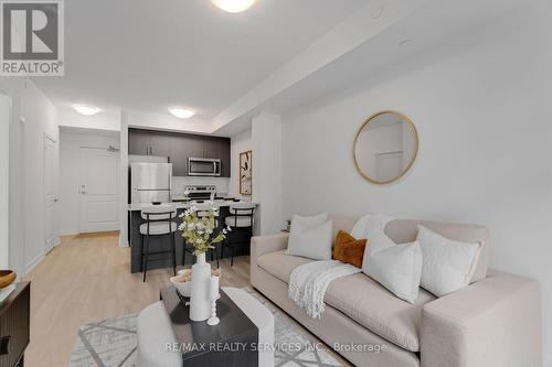 136 - 5055 Greenlane Road, Lincoln, ON - Indoor Photo Showing Living Room