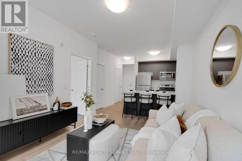 136 - 5055 Greenlane Road, Lincoln, ON - Indoor Photo Showing Living Room