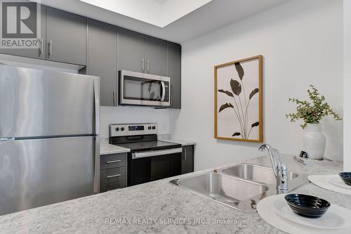 136 - 5055 Greenlane Road, Lincoln, ON - Indoor Photo Showing Kitchen With Double Sink