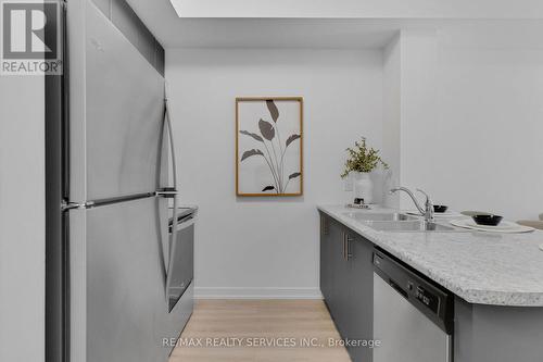 136 - 5055 Greenlane Road, Lincoln, ON - Indoor Photo Showing Kitchen