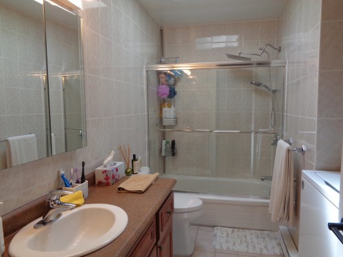 Bathroom - 8874 Boul. Provencher, Montréal (Saint-Léonard), QC - Indoor Photo Showing Bathroom