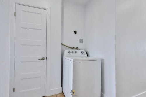 Laundry - 11829A Rue Joseph-Casavant, Montréal (Ahuntsic-Cartierville), QC - Indoor