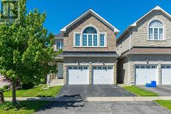 18 DANPATRICK DRIVE Richmond Hill, ON L4S 2S7