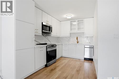 6501 Rochdale Boulevard, Regina, SK - Indoor Photo Showing Kitchen With Upgraded Kitchen