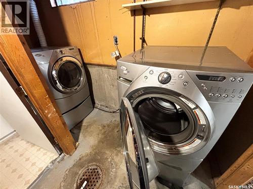 3805 Diefenbaker Drive, Saskatoon, SK - Indoor Photo Showing Laundry Room