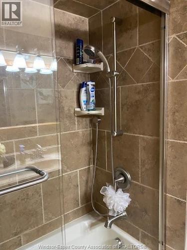 3331 Glenwood Avenue, Windsor, ON - Indoor Photo Showing Bathroom