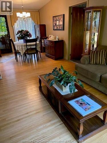 3331 Glenwood Avenue, Windsor, ON - Indoor Photo Showing Living Room