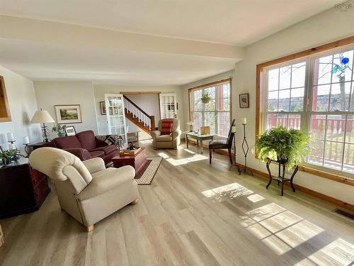202 White Point Road, Liverpool, NS - Indoor Photo Showing Living Room