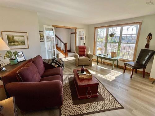 202 White Point Road, Liverpool, NS - Indoor Photo Showing Living Room