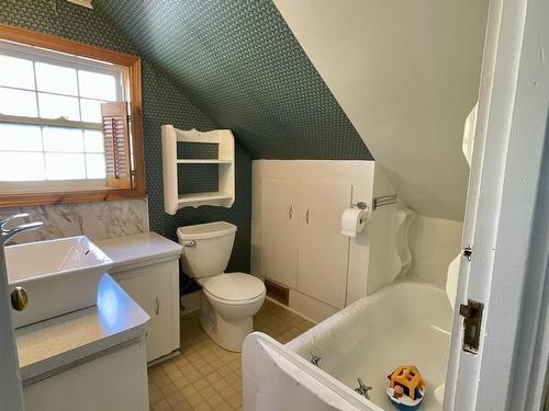 202 White Point Road, Liverpool, NS - Indoor Photo Showing Bathroom