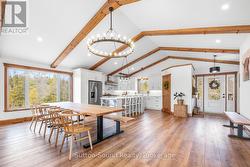 Vaulted ceilings with custom local beams - 