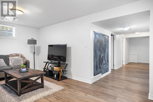 21 Pear Tree Avenue, St. Thomas, ON - Indoor Photo Showing Living Room