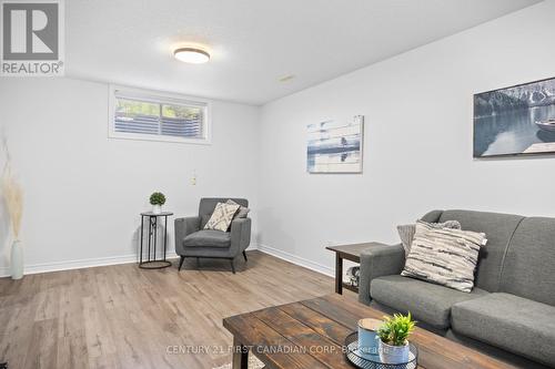 21 Pear Tree Avenue, St. Thomas, ON - Indoor Photo Showing Living Room