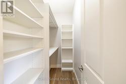 Walkin Closet - 