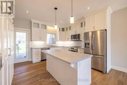 Large Island with Lots of cupboards - 